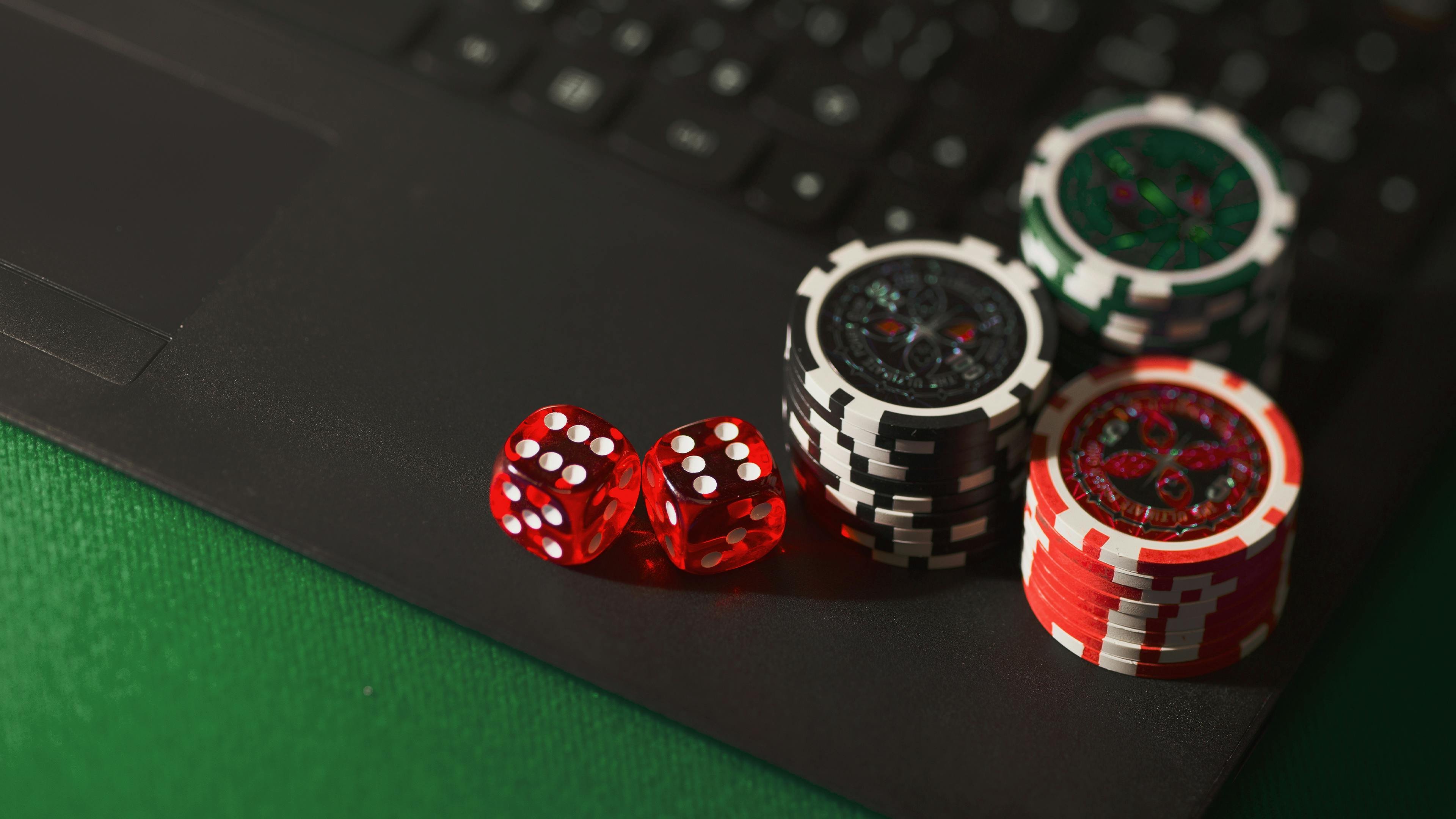 Tampilan permainan live casino dengan dealer di layar perangkat mobile tiger138